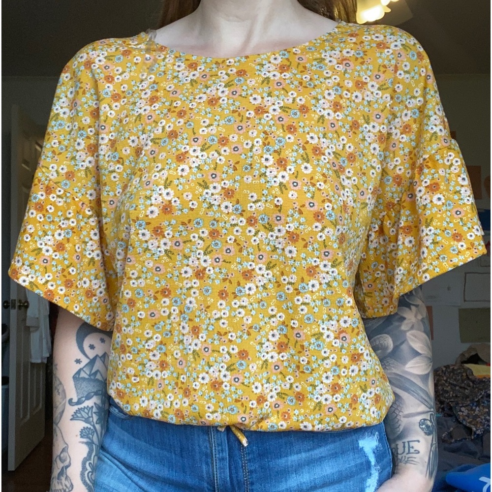 Full Circle Trends size large yellow floral top - Picture 1 of 8